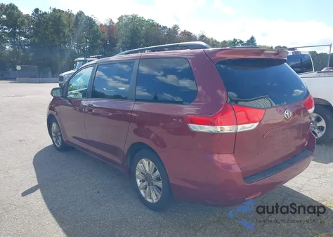 2011 Toyota Sienna Le z USA, uszkodzony, nr VIN 5TDJK3DC9BS010997